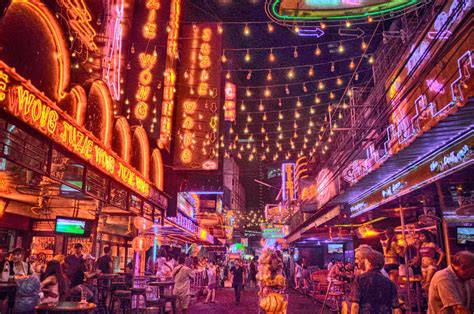 Ziggy Zazzy's Bangkok Bash: A Night of Neon Lights and Noodle Mayhem?